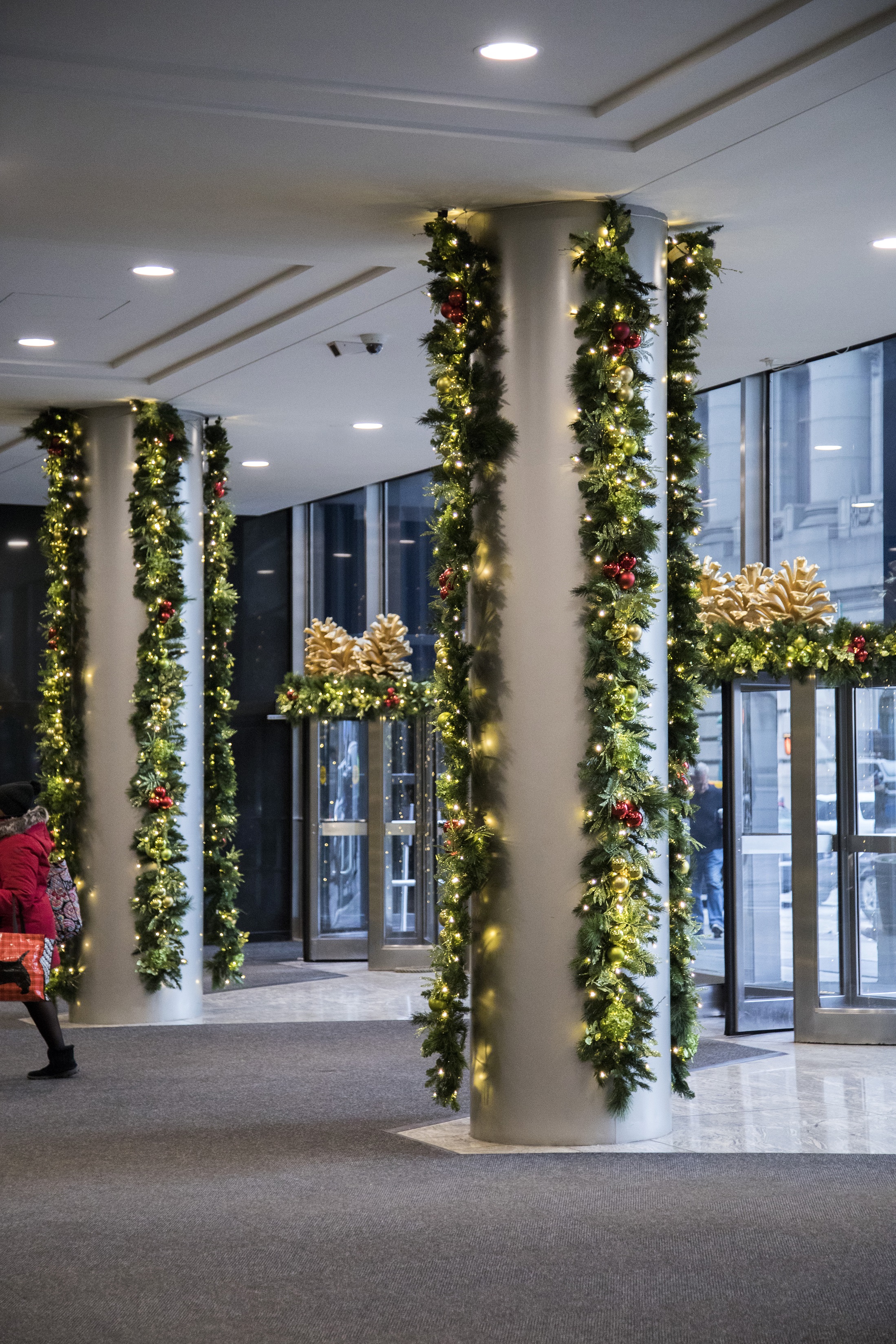 Garland elements gracefully frame this lobby, announcing distinct style to the surrounding landmark neighborhood.
