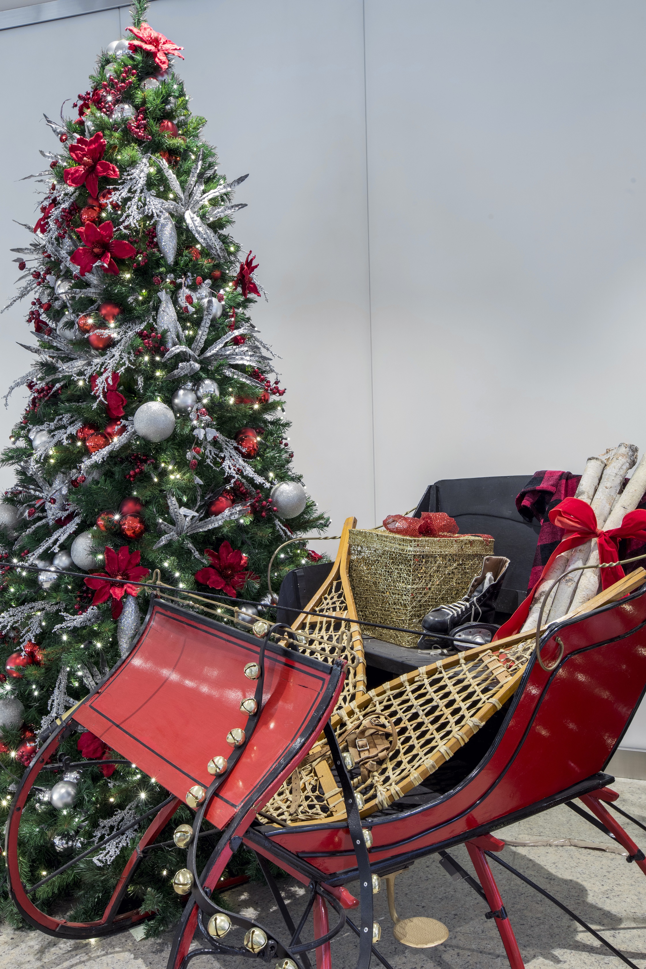 Classic Holiday Elements blend with sleek modern décor to create the perfect look for this commercial lobby space.