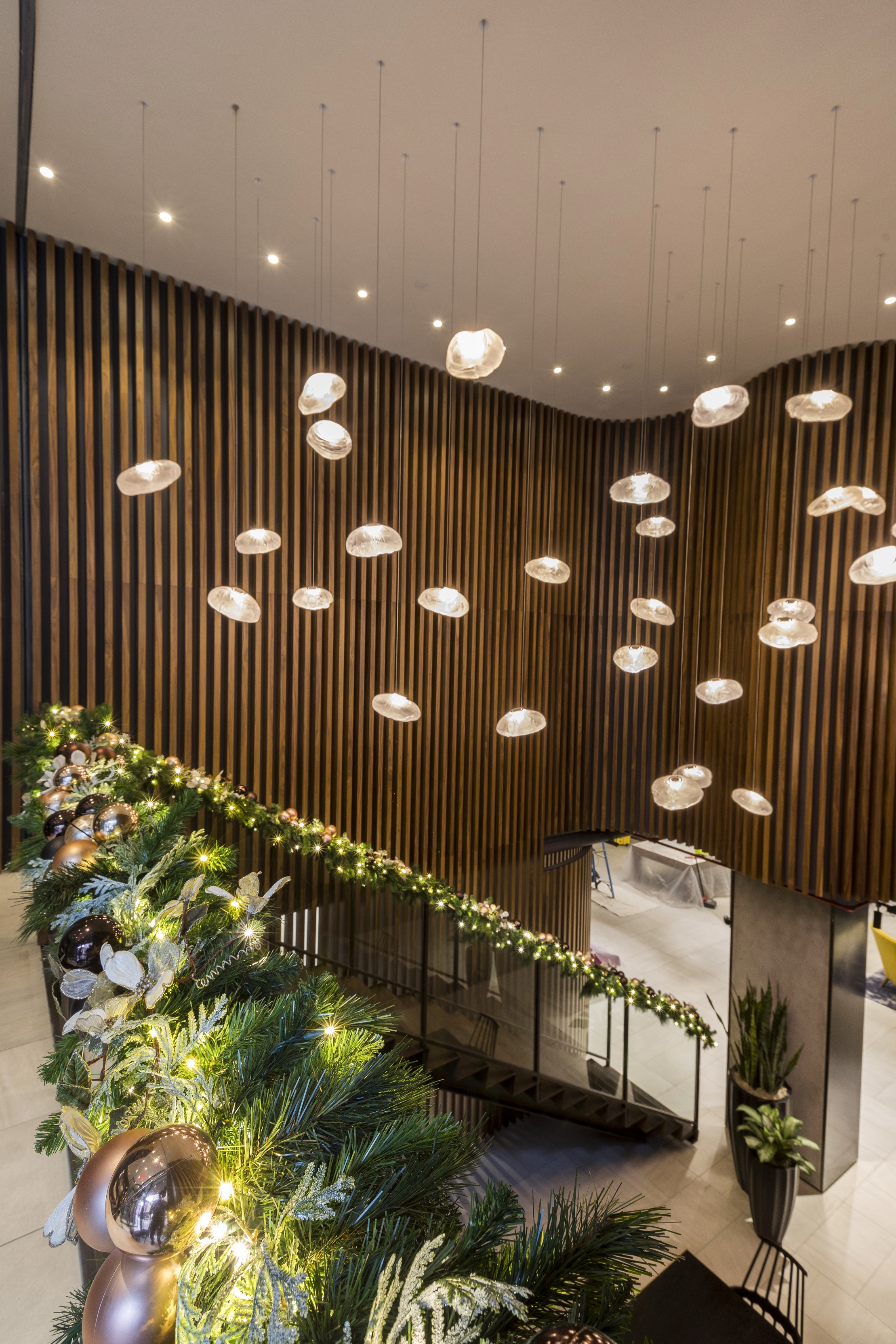 The warm wooden tones of this modern Manhattan lobby are echoed through naturalistic holiday elements.
